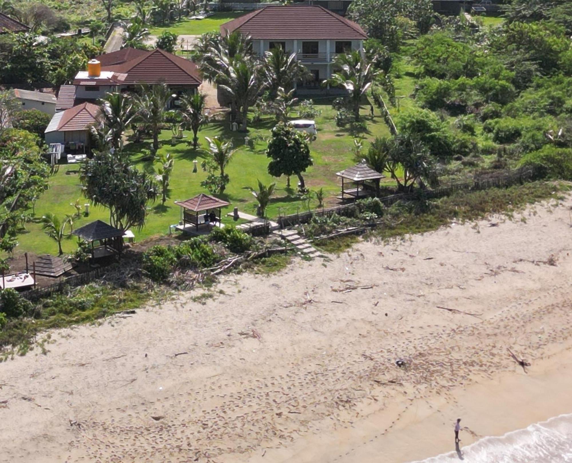 Mama Nings Beach Hotel Sekongkang Exterior photo