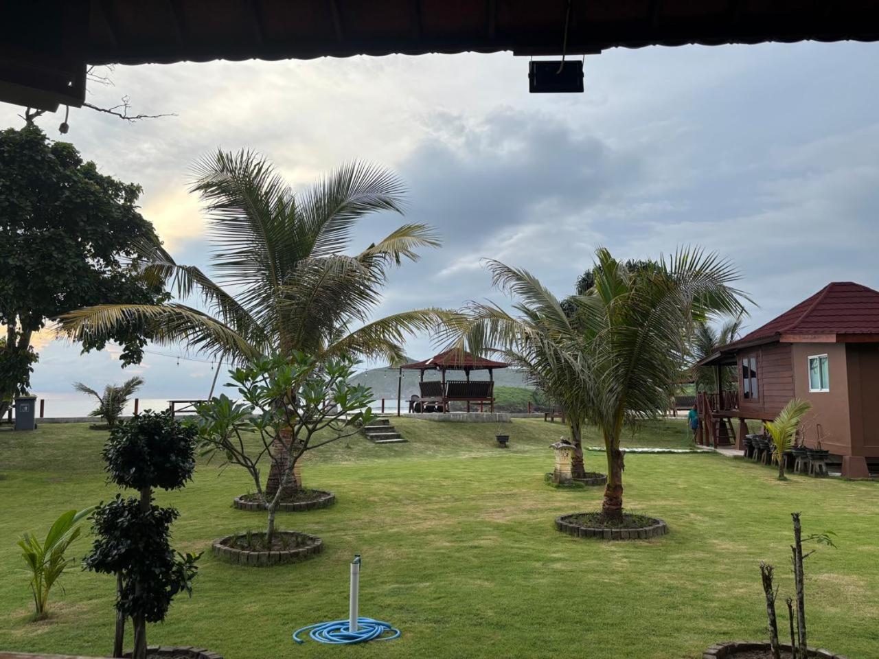 Mama Nings Beach Hotel Sekongkang Exterior photo